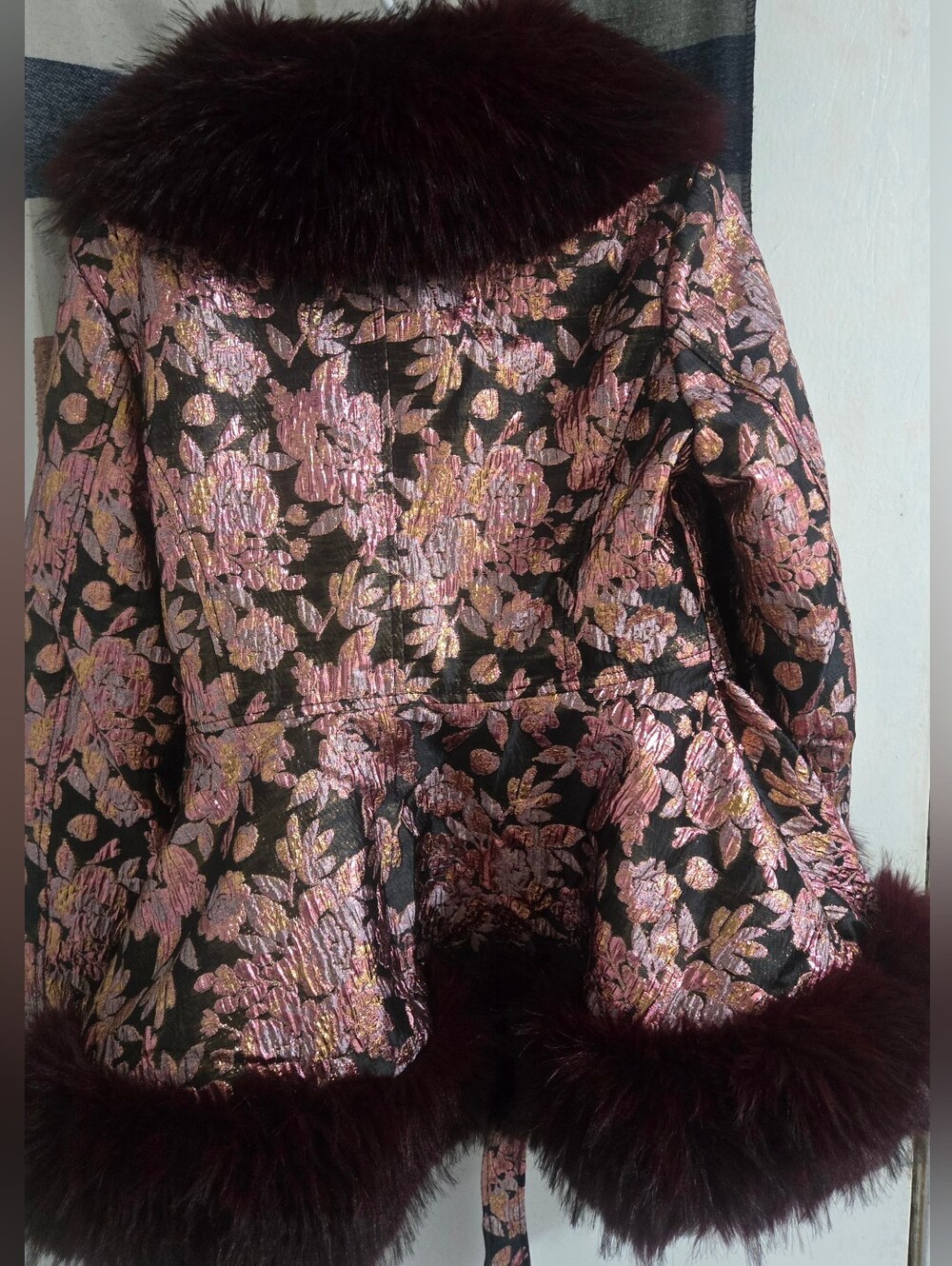 NWT AKIRA Burgundy+Pink Floral Jacquard Coat with Faux Fur Trim - Picture 9 of 9